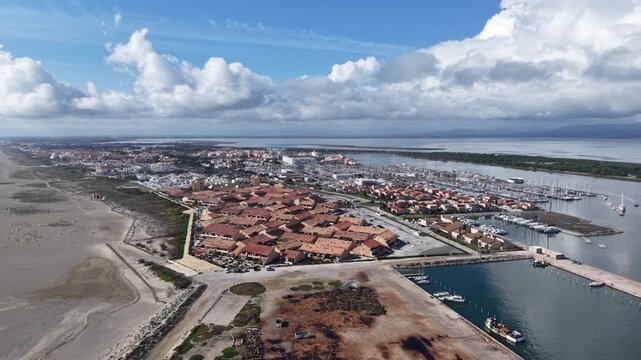 Vue a&eacute;rienne de Port Leucate dans le d&eacute;partement de l'Aude en r&eacute;gion Occitanie .  