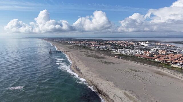 La plage de Port Leucate et son fameux ponton dans le d&eacute;partement de l'Aude en r&eacute;gion Occitanie en mars 2026.