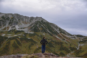 Naklejka premium 雄大な立山連峰を仰ぎ見る男性登山者