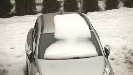 Ośnieżona karoseria i szyba samochodu stojącego na parkingu w okresie zimowym © tomo81