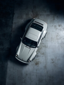 Klassischer Porsche Sportwagen aus der Vogelperspektive in dramatischem Licht. Editorial Aufnahme eines ikonischen Fahrzeugs &ndash; Symbol f&uuml;r Design, Performance und Automobilkultur. porsche 