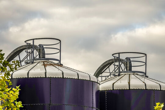 zwei Silos bei bew&ouml;lktem Himmel