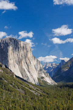 The breathtaking Tunnel View in Yosemite National Park