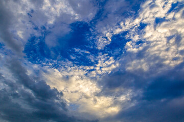 Obraz premium Background of Colorful Dramatic blue cloud with tiny,large clouds at sunset.