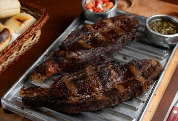 entra&ntilde;a cocida a la parrilla con salsa criolla