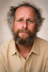 Nachdenklicher bärtiger Mann mit leicht besorgtem Blick – emotionales Männerportrait