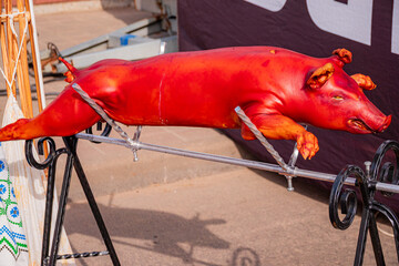 Obraz premium Brightly decorated roast pig showcased at a local market during a festive celebration in fall
