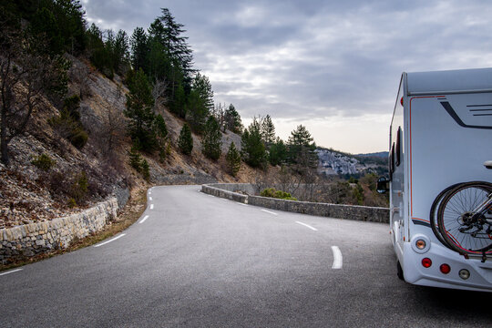 Camping car gar&eacute; au bord de la route