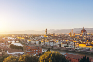 Obraz premium Florence cityscape at sunset, viewing the Arno River, Ponte Vecchio, Duomo, and other historic landmarks