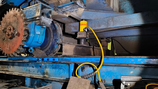 Close up of a hydraulic jack system lifting the main frame of a tripper conveyor.