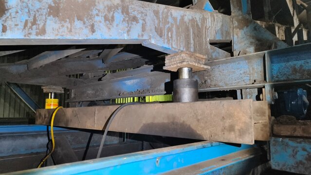Hydraulic jacking process focused on the first wheel section of a tripper conveyor system.