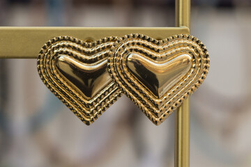 Złote serca jako dekoracja na metalowej ramie, elegancki połyskujący ornament w zbliżeniu, romantyczny motyw miłości. © Henryk Guziak