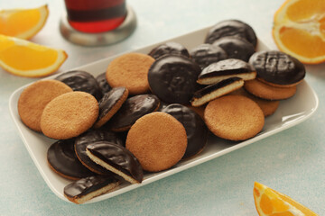 Naklejka premium Traditional English cookies with orange marmalade Jaffa cakes