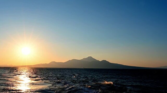 黄金に染まる有明海、普賢岳に見守られる航路。
「島原港から熊本港へ。夕暮れの有明海を航行するフェリーのデッキから見た、夕日と雲仙・普賢岳の雄大な景観。」
The golden Ariake Sea and the sea route watched over by Mount Fugen.