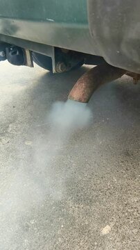 Contaminaci&oacute;n global. humo y sonido  de escape s&iacute;mbolo del calentamiento del planeta