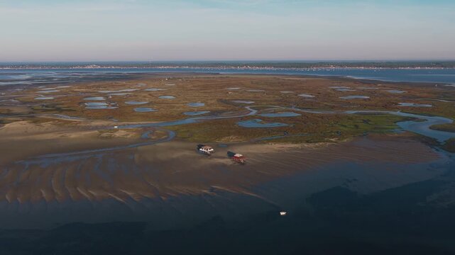 Les Cabanes Tchanqu&eacute;es, sur l'&icirc;le aux Oiseaux, au milieu du Bassin d'Arcachon en Gironde sont l'une des attractions touristiques les plus visit&eacute;es.