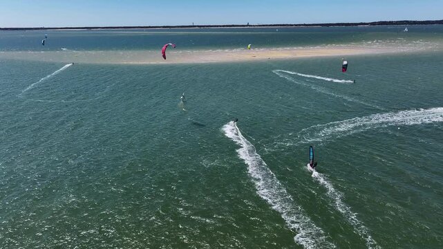 Bassin d'Arcachon, Gironde, Nouvelle-Aquitaine, France, kite surfeurs au banc pereire &agrave; arcachon
