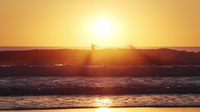 Bassin d'Arcachon, Gironde, Nouvelle-Aquitaine, France, Plages oc&eacute;anes du Sud-Ouest de la France, travelling d'un surfeur sur une vague au soleil couchant.