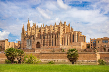Fototapeta premium Wide view of the Gothic Cathedral of Santa Maria (La Seu) and Parc de la Mar reflection pool in Palma de Mallorca, Balearic Islands, Spain.