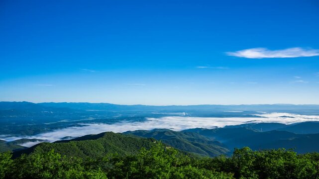 안동 학가산 아침 안개 녹색 산 맑은 하늘 영주 방향 4K 타임랩스, 대한민국