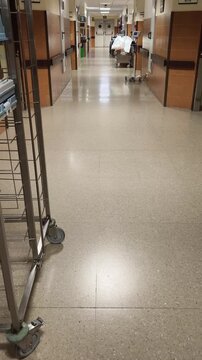 Pasillo vac&iacute;o de hospital ambiente cl&iacute;nico silencioso