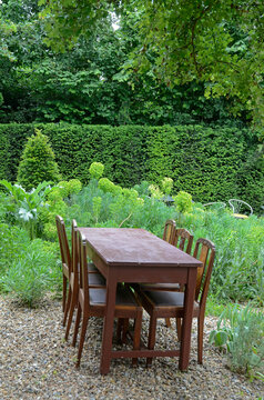 Salon de jardin en bois, Euphorbe, Jardins de la ferme du mont des R&eacute;collets, 59, Nord, France