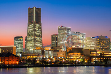 Obraz premium 神奈川県横浜市 ブルーアワーの空と煌めく街明かりが美しいみなとみらいの夜景