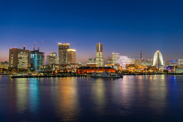 Fototapeta premium 神奈川県横浜市 ブルーアワーの空と煌めく街明かりが美しいみなとみらいの夜景
