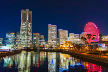 神奈川県横浜市 万国橋から望むみなとみらいの煌めく夜景とリフレクション