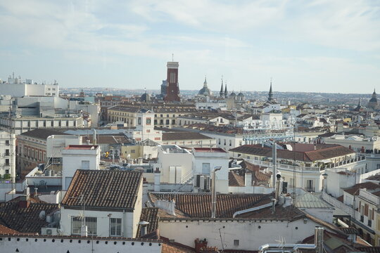 Vista panor&aacute;mica de tejados y edificios antiguos en la ciudad de Madrid con el reloj de puerta del Sol. Madrid, Espa&ntilde;a