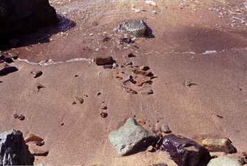 해변의 모래와 자갈 파도 물결