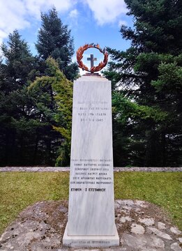 Photo of the marble war memorial honoring the Greek resistance fighters who fell during the Battle of Pavliani against Italian occupying forces on June 3, 1943. 