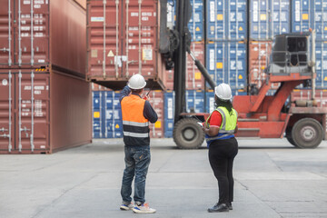 Obraz premium Workers coordinating container handling at port