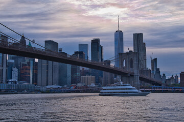 Wieczór wielkiego miasta. © Janusz