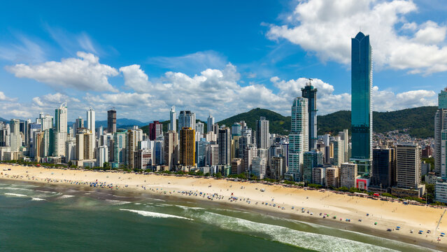 Balne&aacute;rio Cambori&uacute;, Santa Catarina, Brasil. Vista a&eacute;rea da cidade de Balne&aacute;rio Cambori&uacute;.