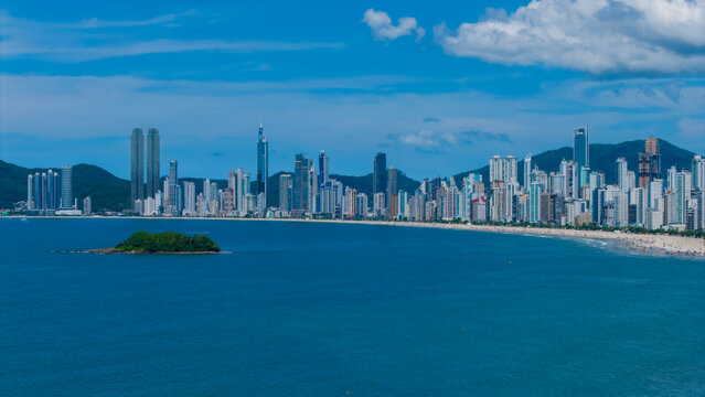 Balne&aacute;rio Cambori&uacute;, Santa Catarina, Brasil. Vista a&eacute;rea da cidade de Balne&aacute;rio Cambori&uacute;.