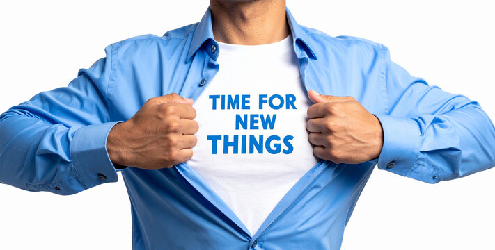 Time for new things - Ein Mann öffnet sein Hemd und zeigt sein TShirt