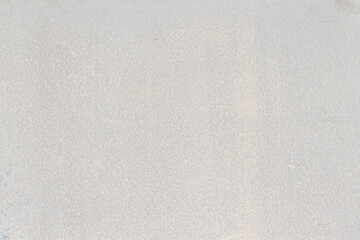 Verzinkte Metallplatte mit dünnem weißem Farbanstrich, Kratzern und Farbabplatzungen © LinieLux