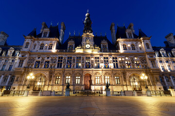 Obraz premium City Hall in Paris at night - building housing City of Paris administration. Building was constructed between 1874 -1882, France