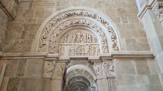 Magnifique perspective sur le portail lat&eacute;ral du narthex de la basilique Sainte-Marie-Madeleine de V&eacute;zelay (Bourgogne, France)