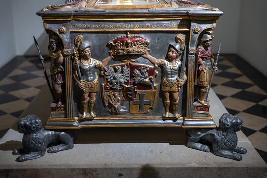 Poland, Krak&oacute;w, Krakau, Wawel, crypt with the coffin of the Polish king Stefan Batory