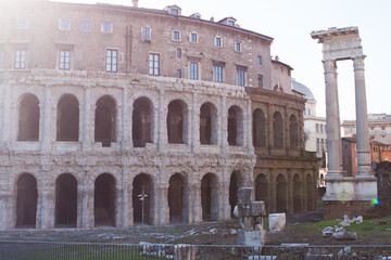 Obraz premium Ancient Roman theater ruins with columns and arched facades.