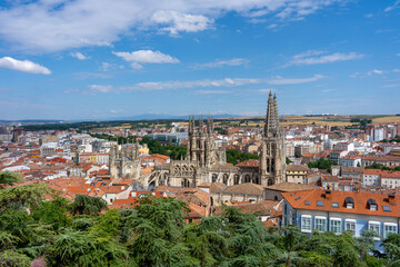 Obraz premium Blick über die roten Ziegeldächer der Altstadt von Burgos mit der gotischen Kathedrale als markantem Wahrzeichen der Stadt, Kastilien und León, Spanien.