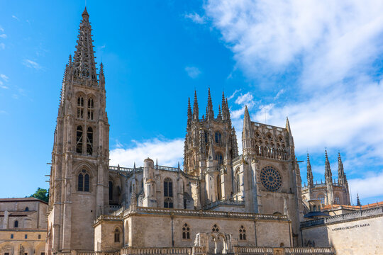 Kathedrale von Burgos in Kastilien und Le&oacute;n, Spanien &ndash; imposante gotische Architektur mit filigranen T&uuml;rmen und reich verzierten Fassaden, UNESCO-Weltkulturerbe und bedeutendes Wahrzeichen der Stadt B