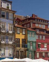 Obraz premium Fachadas coloridas de la Ribeira en Oporto. Portugal.