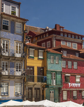 Fachadas coloridas de la Ribeira en Oporto. Portugal.