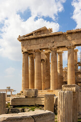 Obraz premium Side view of the Parthenon ancient temple at the Acropolis of Athens under a blue sky