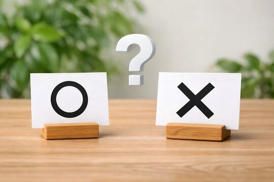 木製スタンドに立てられた正解と不正解のカードと疑問を表すクエスチョンマークの置物