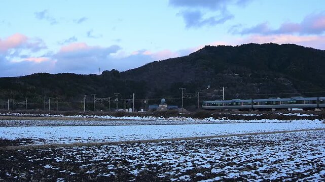 雪の残る冬の安土を通過する223系新快速 （東海道本線 安土 - 能登川, 2026年1月）