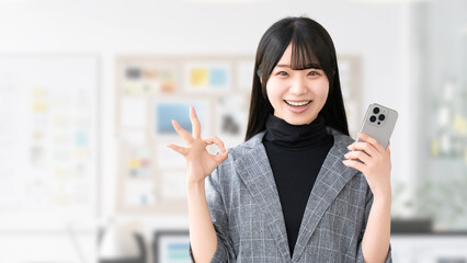 OKサインをする若い女性ビジネスパーソン, Young businesswoman showing an OK sign © Trickster*